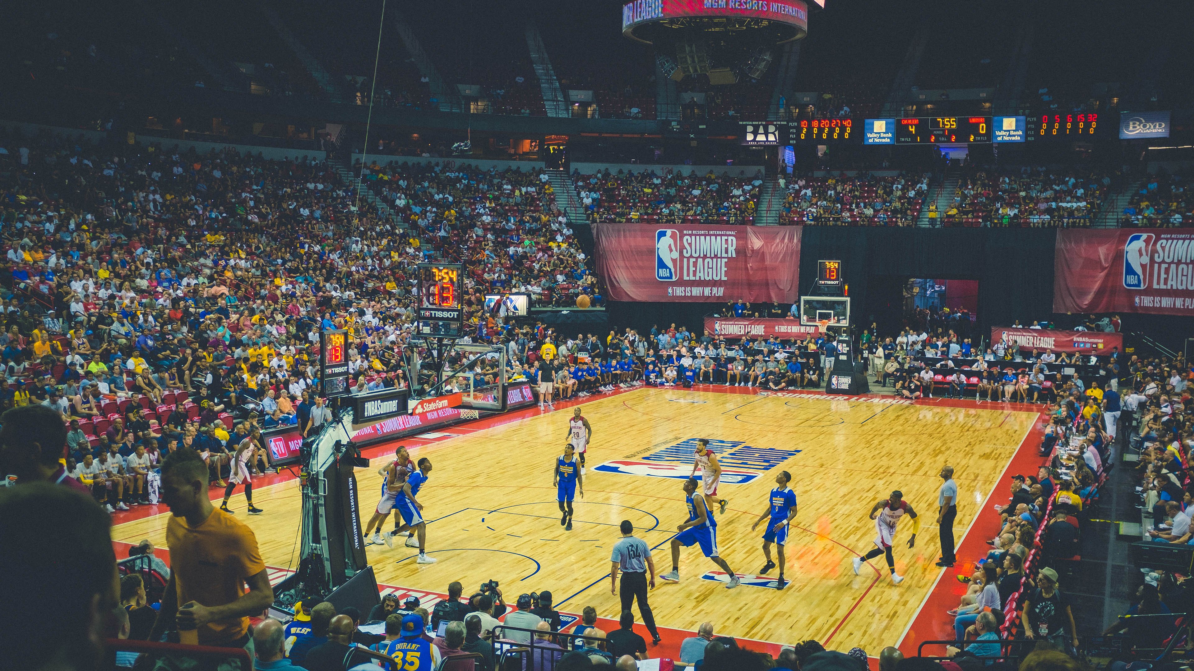 “武汉马拉松：选手们突破自我，勇敢迎接挑战”